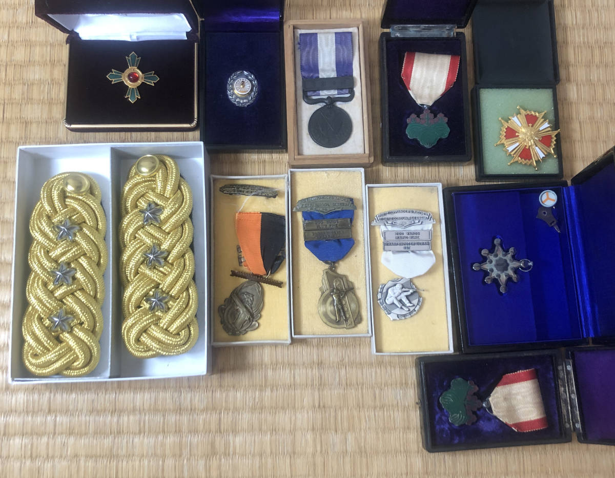 旧日本軍 記念章 2点セット 徽章 勲章「昭和大禮記念章＆勲八等白色桐葉章」 勲章 防衛功労章 激レア 本物保証第二級 第三号 記念章