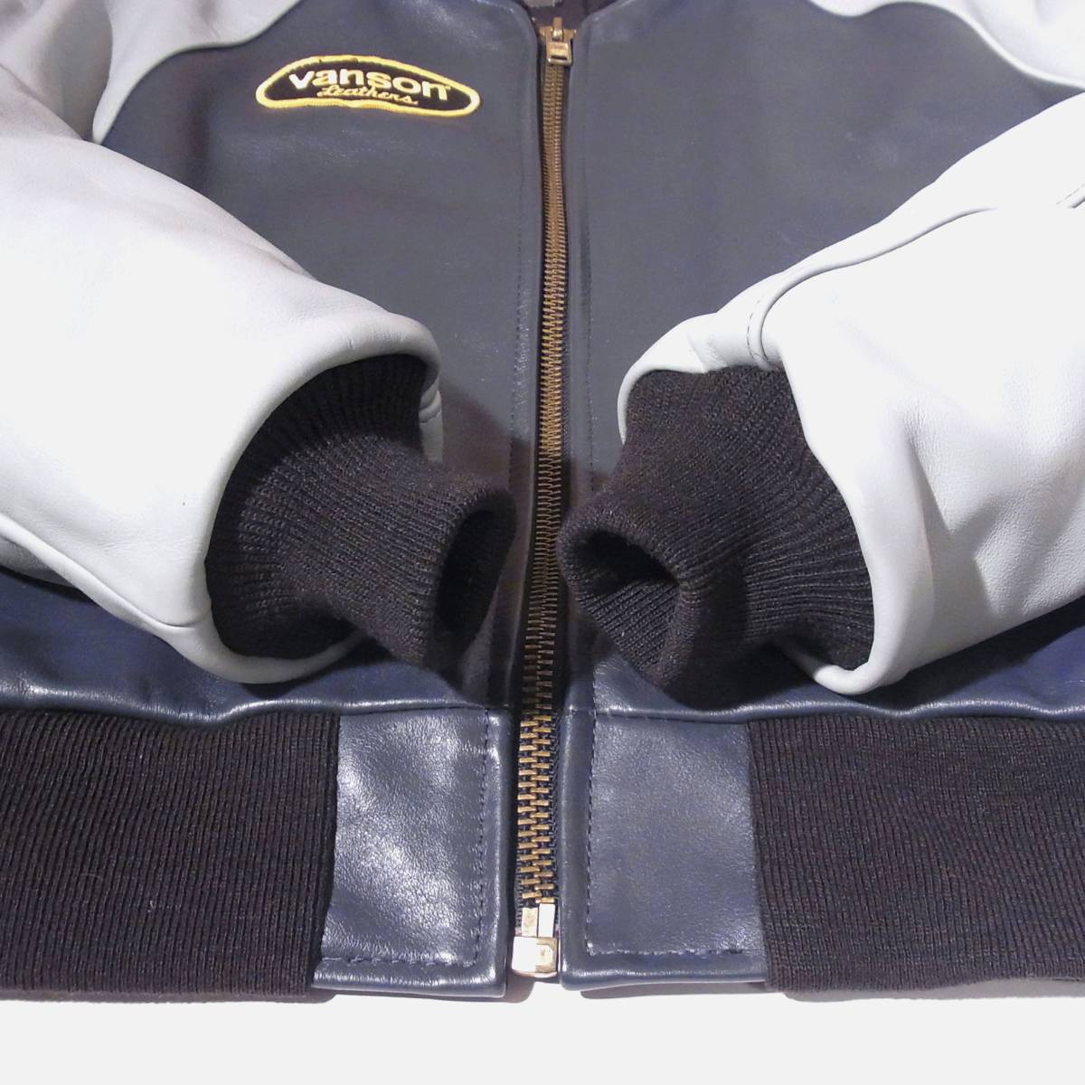 美品VANSON【バンソンTJV42レザースタジャン】クールなネイビーXグレー 