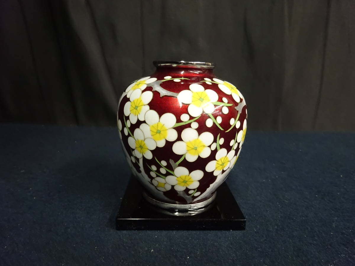 七宝焼 【T3 安藤七宝 赤釉有線梅文壷 飾壷 台 箱付き 高
