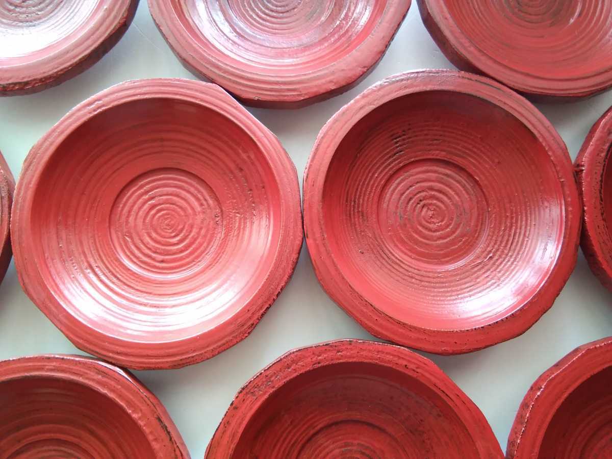山岸厚夫作。根来茶托。漆器。 木製。 直径15㎝。高さ3、2㎝。荒削り