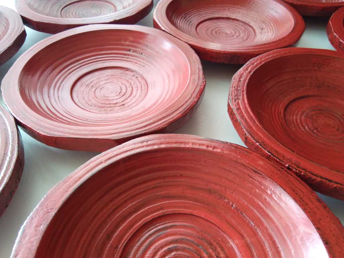 山岸厚夫作。根来茶托。漆器。 木製。 直径15㎝。高さ3、2 