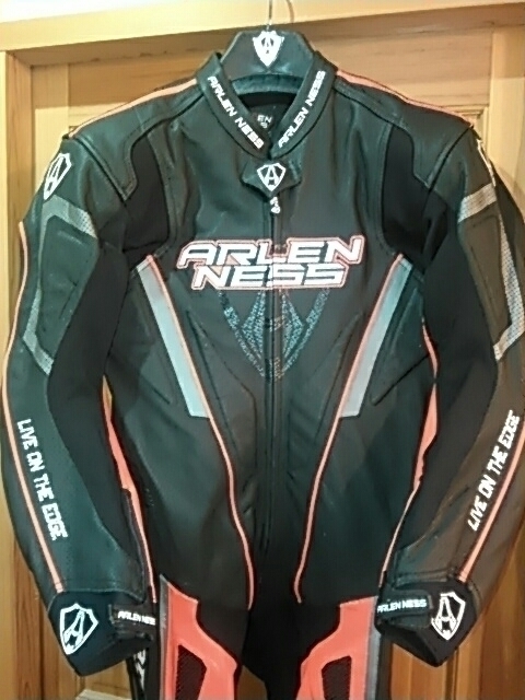 ラスト１/新品/2021/ARLENNESS/レーシングスーツ/BLACK＆RED＆GREY/191322/サイズ/54/XL～XLW/定価190000円/サーキット/レース/MFJ/公認/峠 Arlen Ness ARLENNESS BLACK レーシングスーツ アレンネス