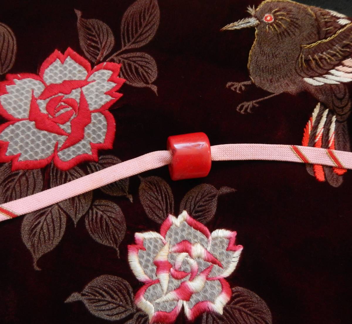 可愛い 珊瑚の帯留め （アンティーク 小菊の彫刻が可愛い桃色珊瑚の  