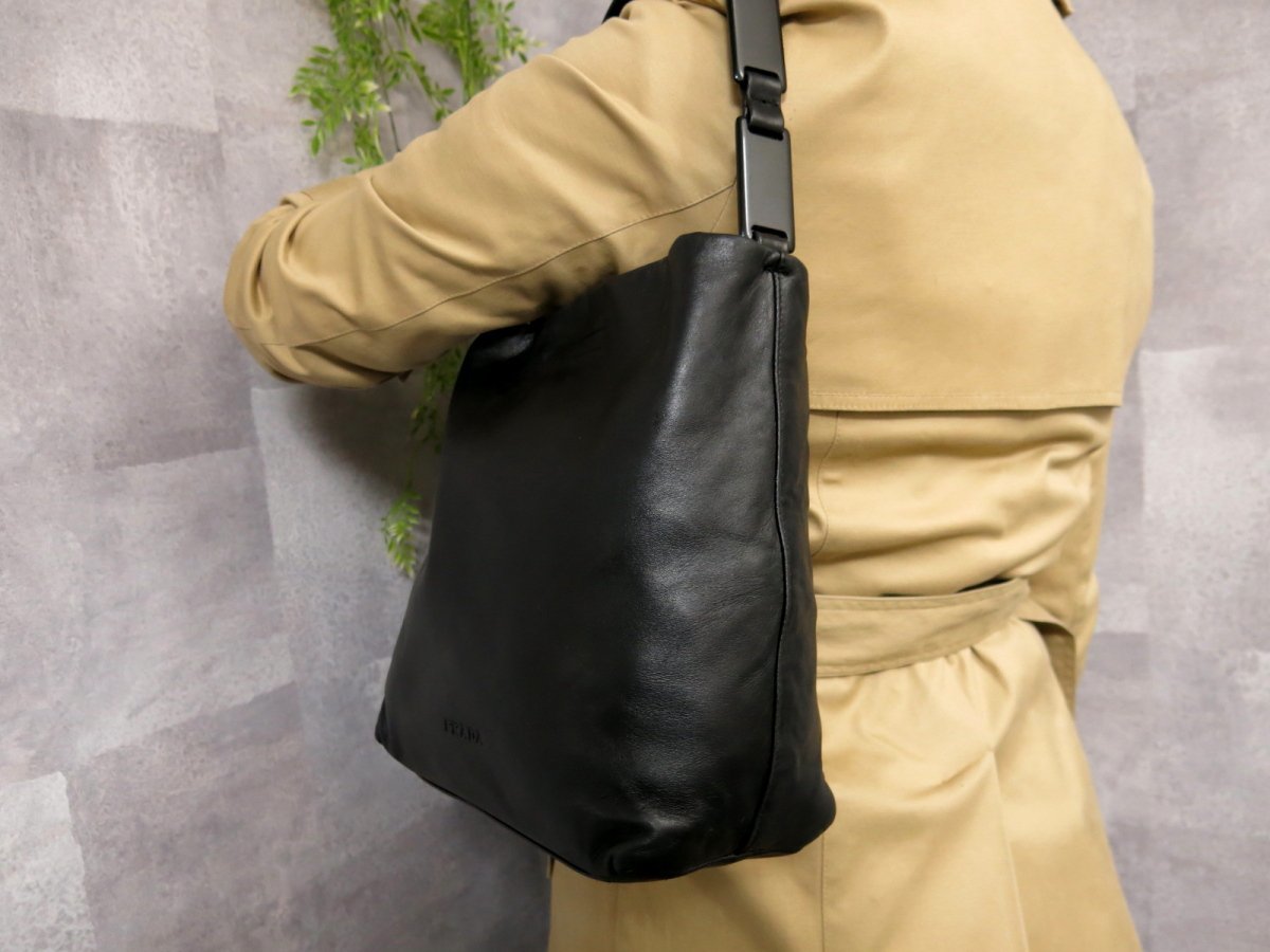 ○超美品○PRADA プラダ○ロゴ型押し○ラム レザー 本革○プラスチック