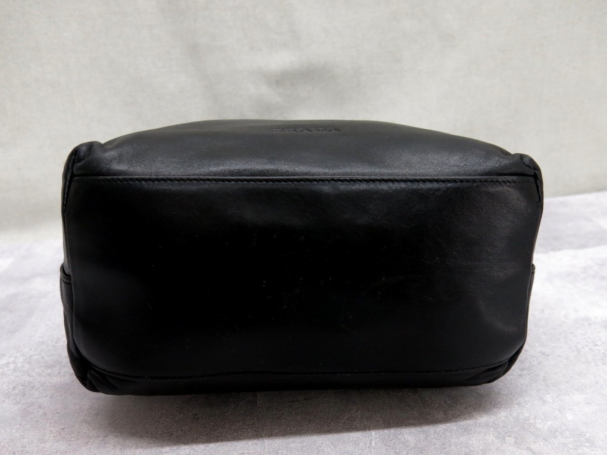 ○超美品○PRADA プラダ○ロゴ型押し○ラム レザー 本革○プラスチック 