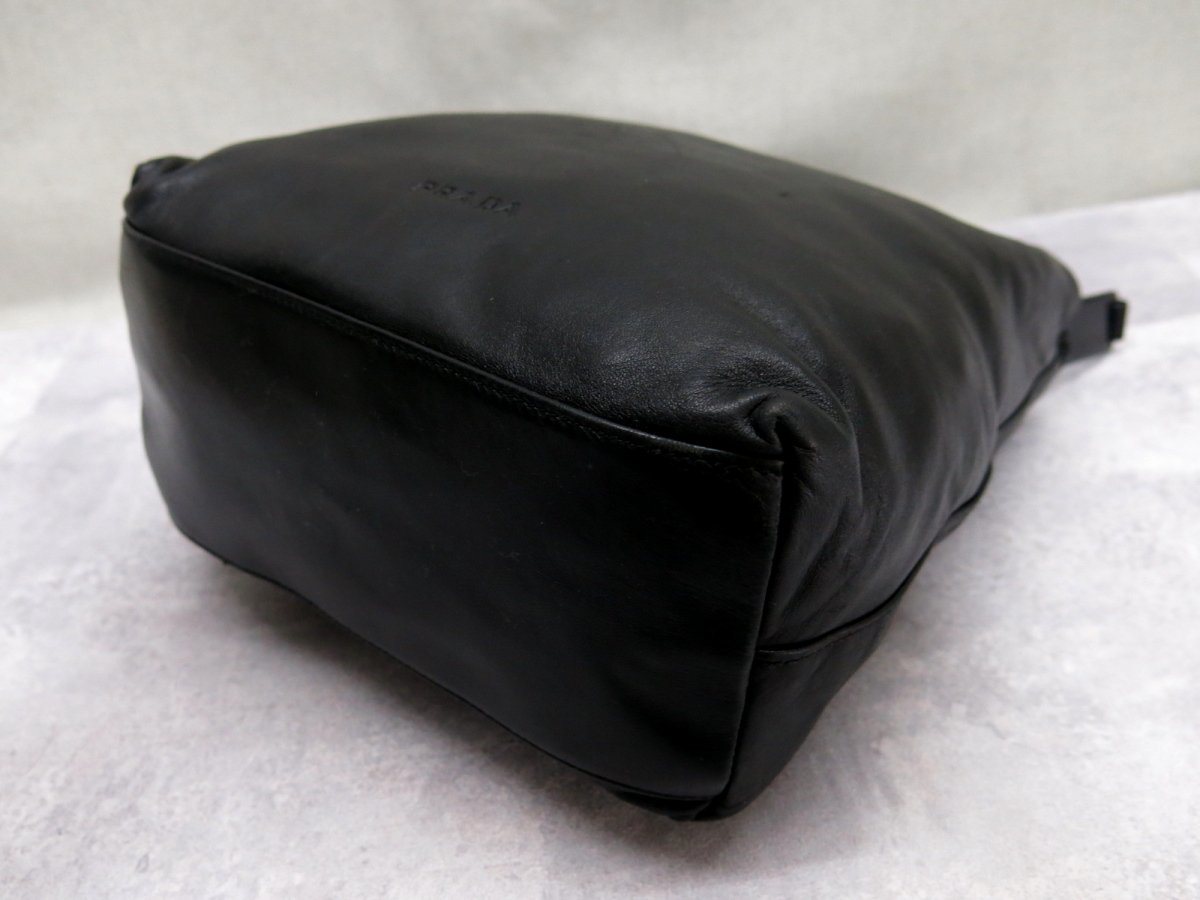 ○超美品○PRADA プラダ○ロゴ型押し○ラム レザー 本革○プラスチック 