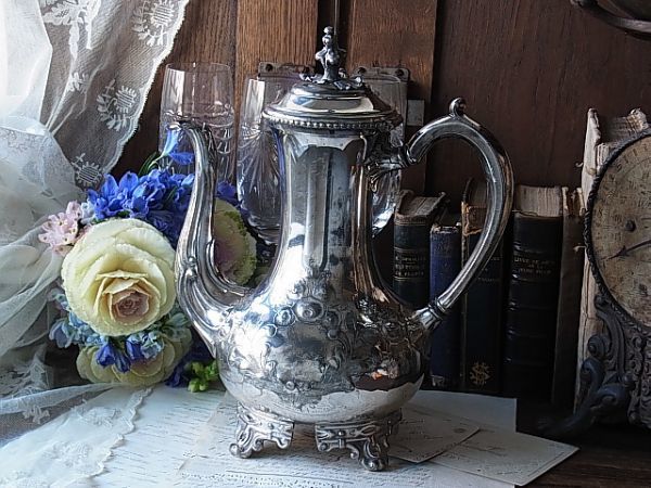 英 ヴィンテージ シルバープレート エンボス フラワー装飾脚付きコーヒーポット ディスプレイ(缶)｜売買されたオークション情報、yahooの商品情報をアーカイブ公開 - オークファン 缶