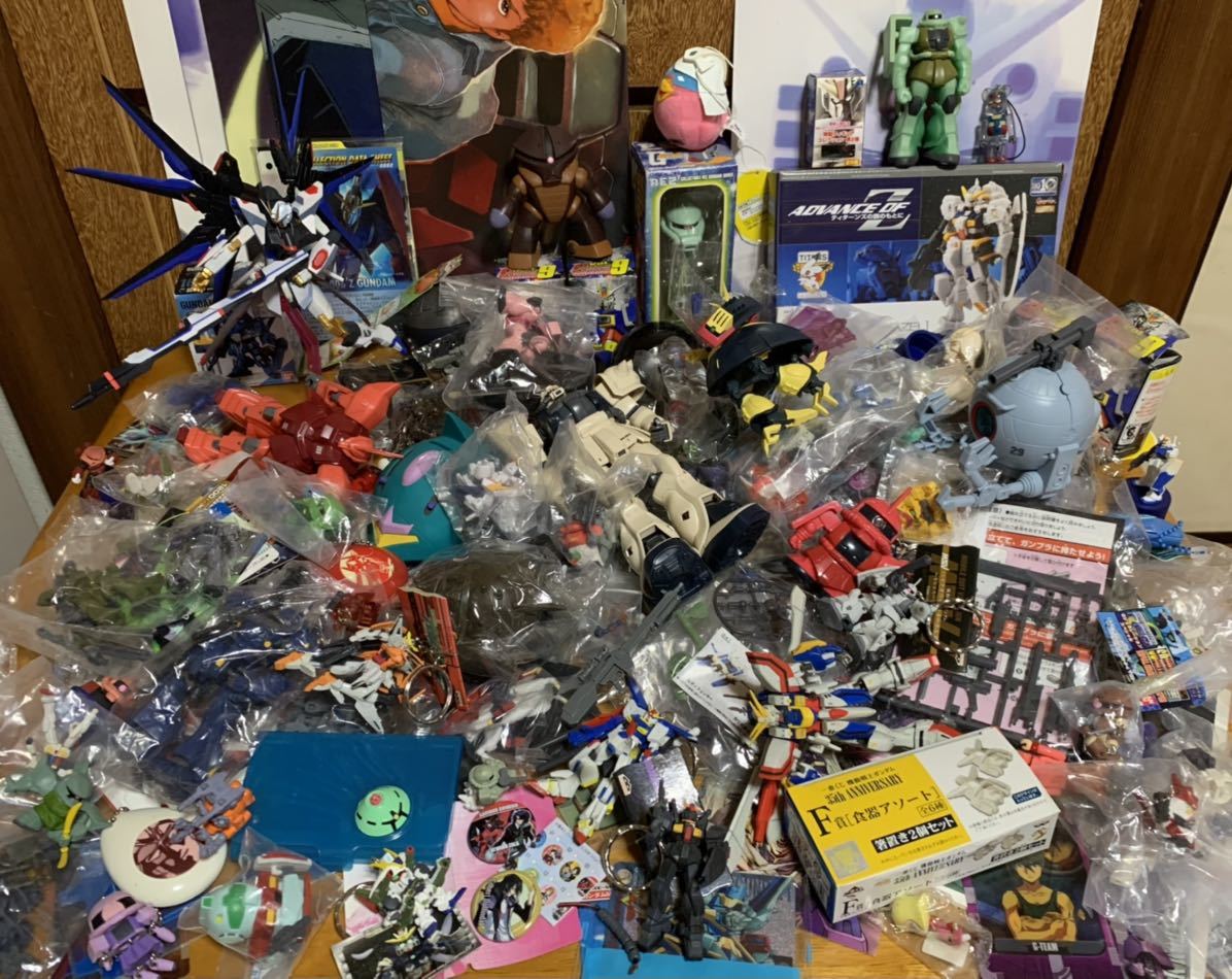 ガンダム フィギュア 非売品物 キーホルダー ガシャポン ポスター  