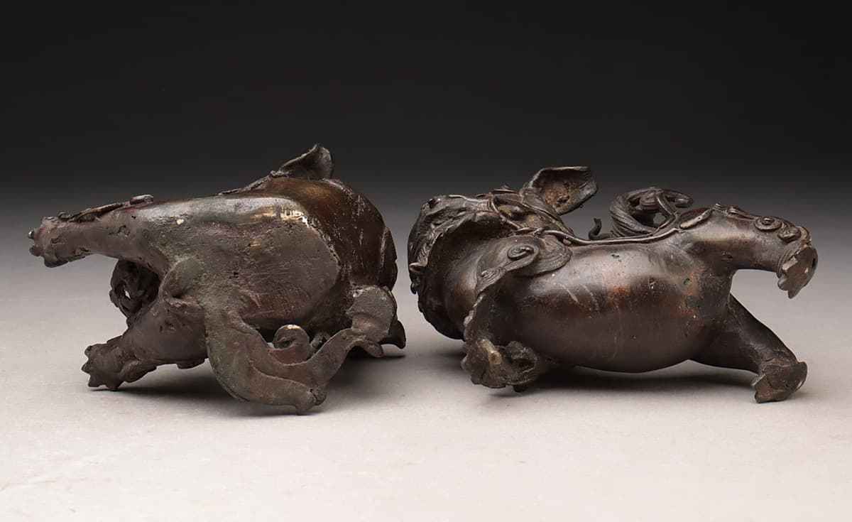UR398 時代物 古銅製「獅子戯球」幅23.2cm 高16.1cm 重2kg・銅造獅子 