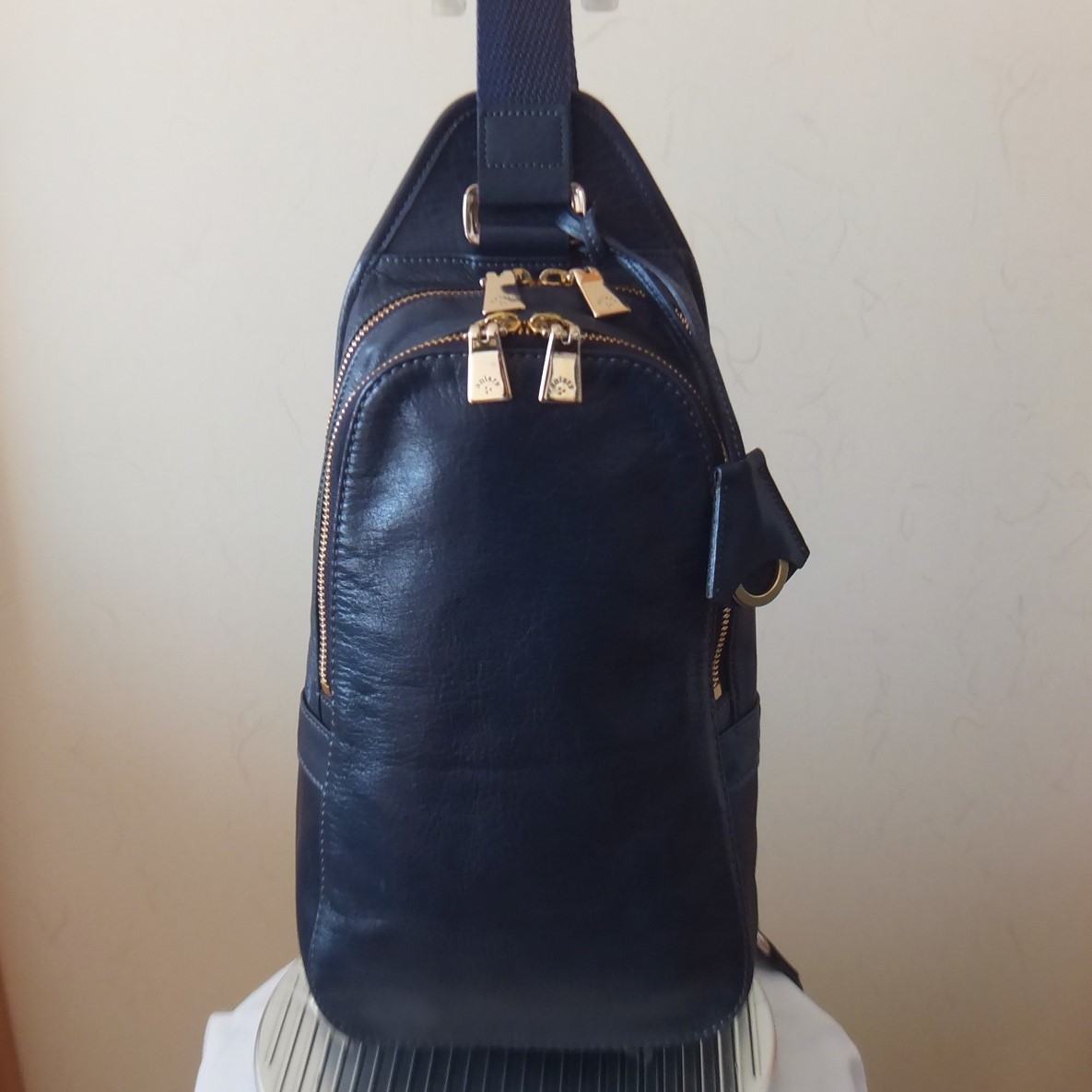 aniary アニアリ 人気モデル レザー ボディバッグ ネイビー 紺