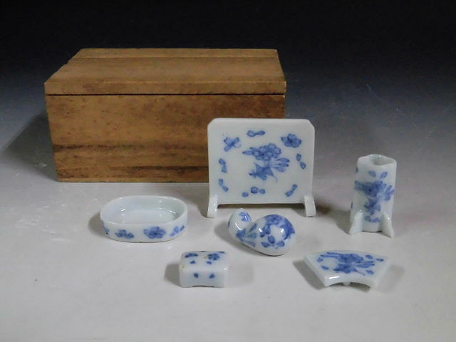 雛祭り 小さな 唐草蒔絵 雛道具 一式 時代物 骨董 漆器(LC905) ZK783 時代雛道具/ひな道具 黒漆塗 牡丹唐草金蒔絵飾り棚 高30.5cm