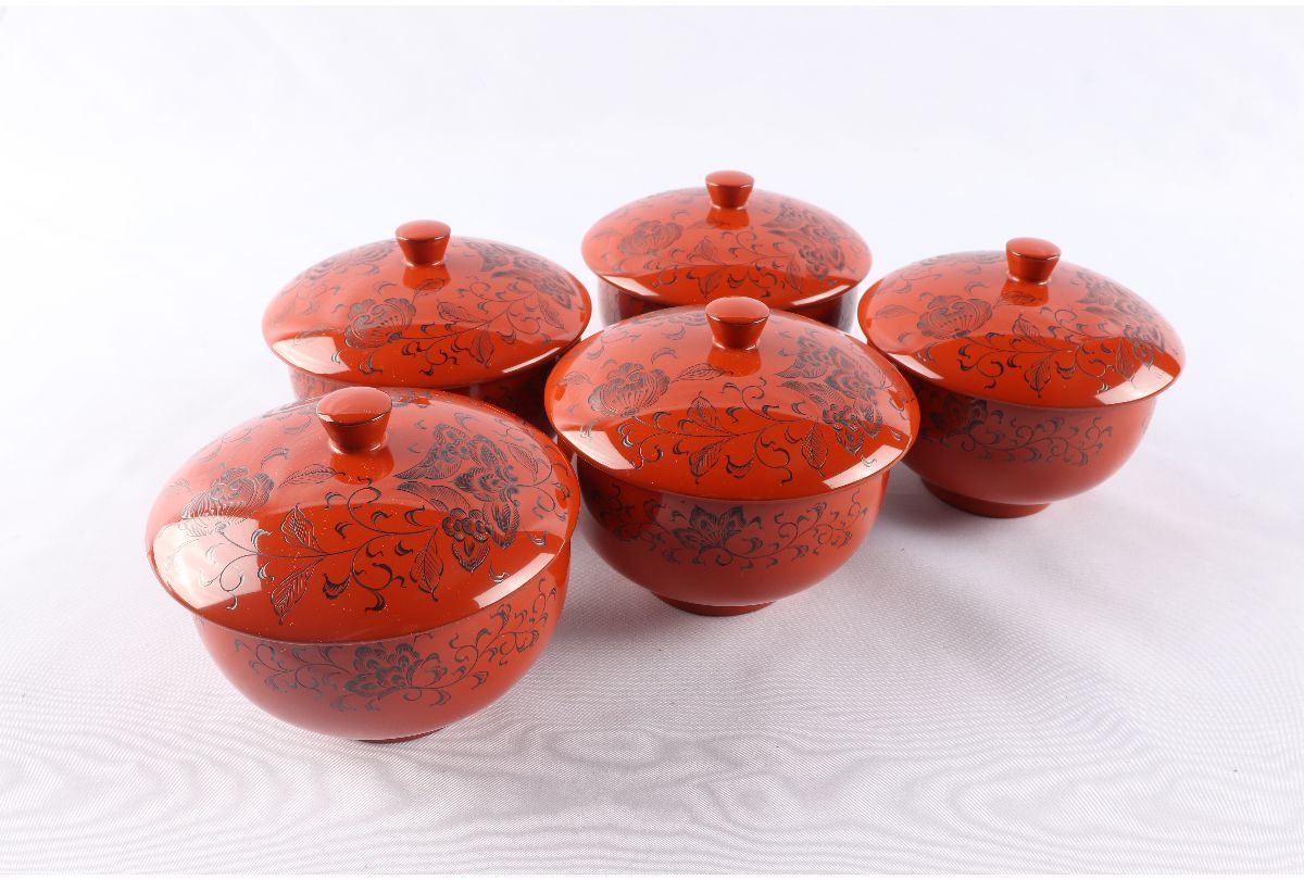 輪島塗 五島屋謹製 蓋付 湯呑 5客 漆器 共箱 URA]五島屋謹製/輪島塗花唐草文蓋付湯呑5客/共箱/5-s1-116(検)骨董/碗