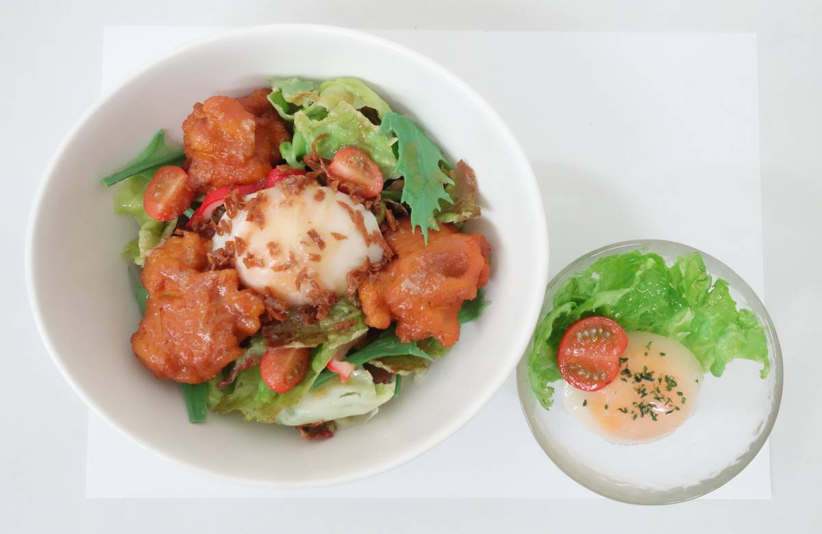 レトロ　食品サンプル ＊唐揚げサラダ　セットサラダ（温泉卵）＊唐揚げ　温泉卵　プチトマト他 ＊老舗　閉店　職人技 　昭和レトロ　