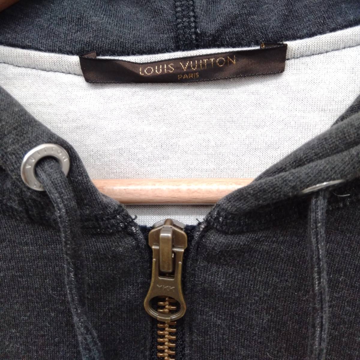 LOUIS ルイヴィトン VUITTON パーカー ジップアップパーカー ダブルジップ M メンズ コットン フーディー トップス 美品 エンボス ロゴ LV ブラック