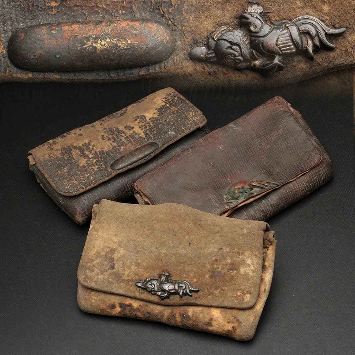 HU420 時代物 革製叺・革製煙草入 三点(木目金前金具革製莨入/銅地金色 