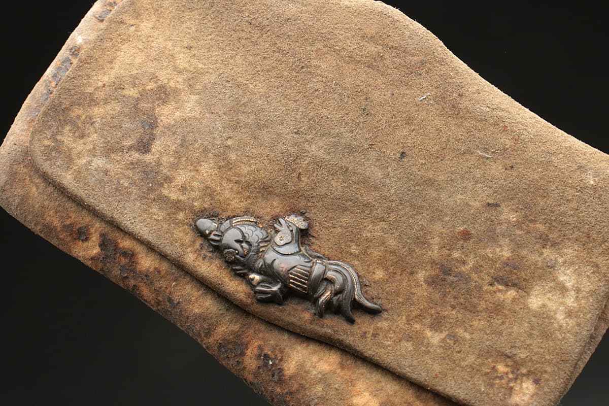 HU420 時代物 革製叺・革製煙草入 三点(木目金前金具革製莨入/銅地金色 