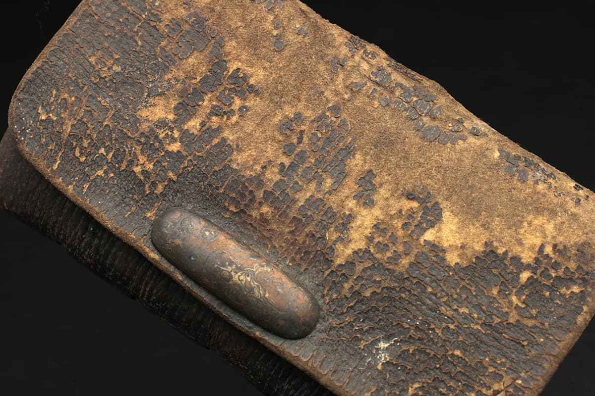 HU420 時代物 革製叺・革製煙草入 三点(木目金前金具革製莨入/銅地金色 