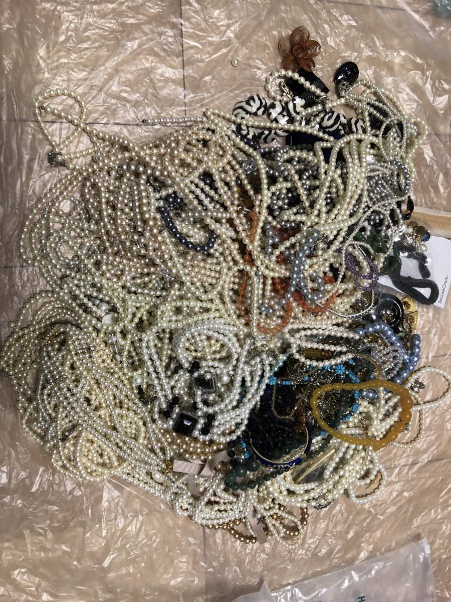  12ｋｇ 大量アクセサリーまとめ 帯留め ネックレス 指輪 ブレスレット 天然石 真珠 珊瑚ヒスイブローチ イヤリング 等 イミテーション(ネックレス、ペンダント)｜売買されたオークション情 その他