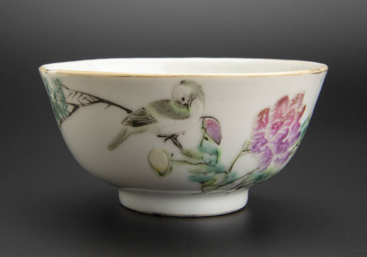 中国古美術品 清の乾隆時代 粉彩草花中皿 本物保証 23cm 中国古美術品