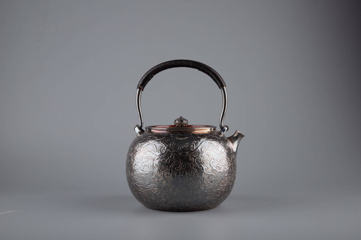 時代 純銀製 一東斎造 寶珠形 桐唐草花彫 口打出湯沸 工芸品 古美術品 
