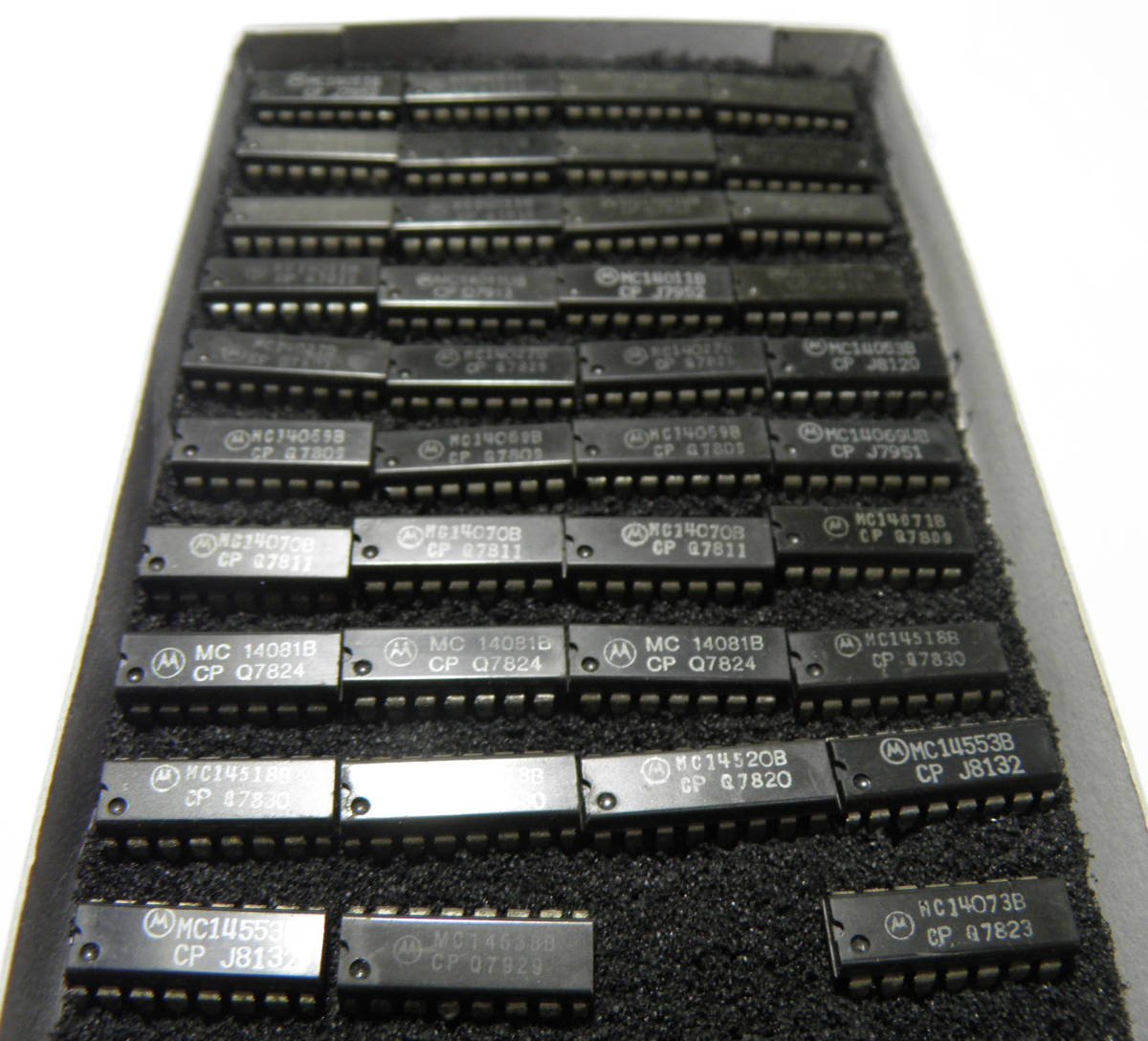ＴＴＬ ＣＭＯＳ　Ｌｏｇｉｃ　ＩＣ TTL CMOS and ICs: with Families
