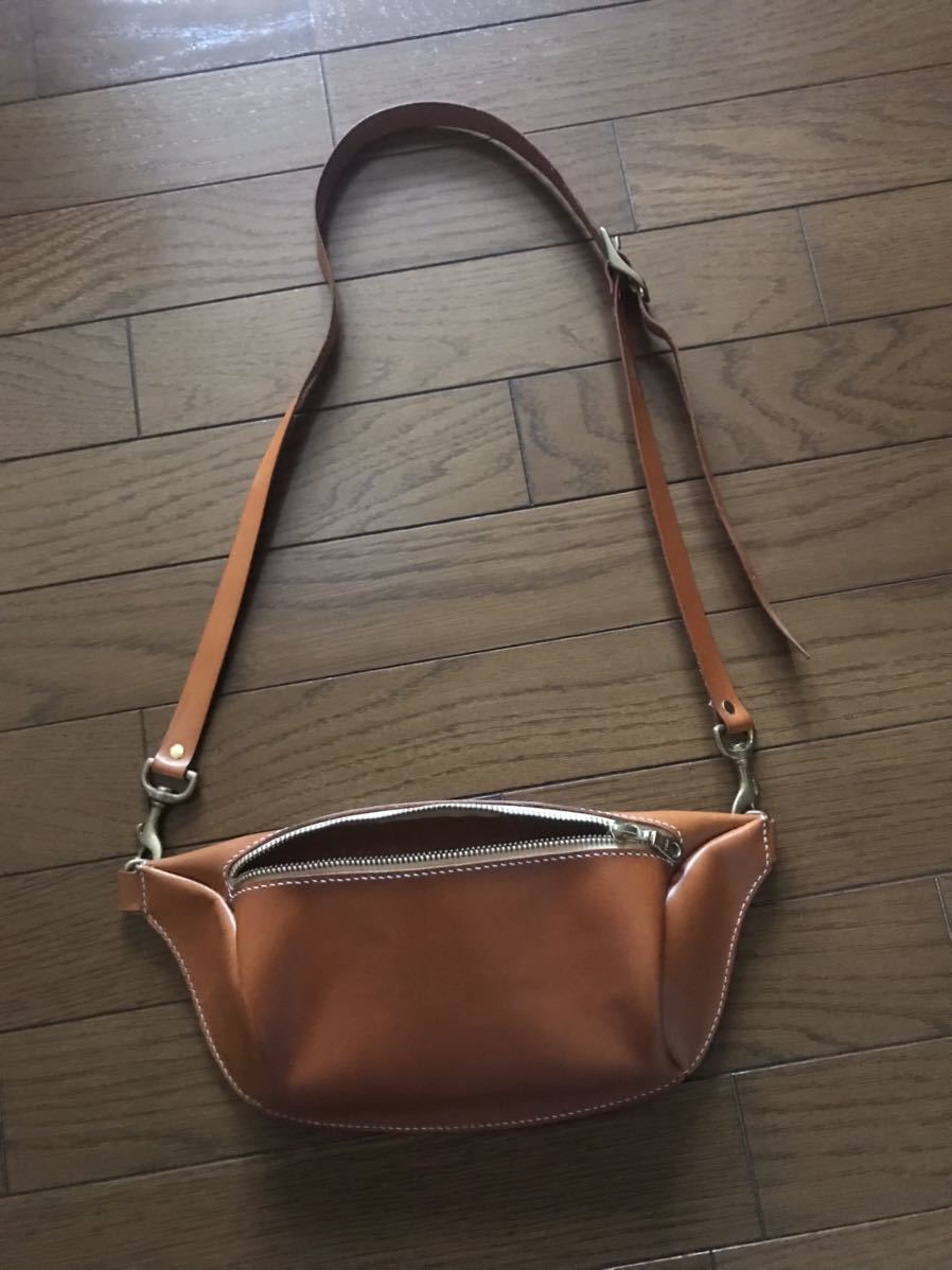 ボディバッグ　ショルダーバッグ　レザー　キャメル