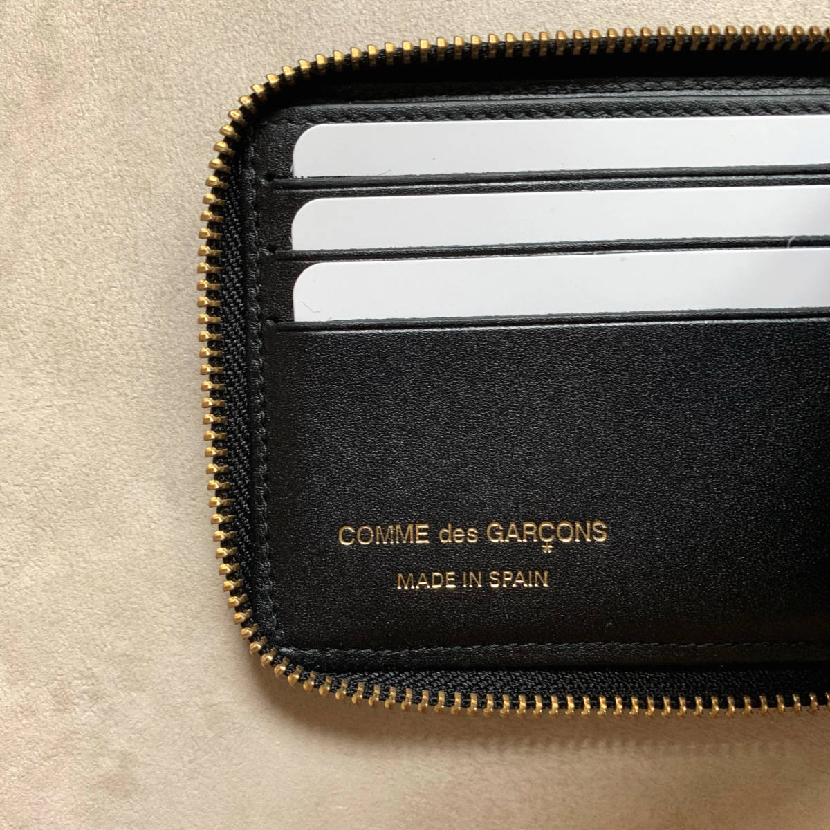 新品未使用箱付き】COMME de GARCONS コムデギャルソン 二つ折り横長 