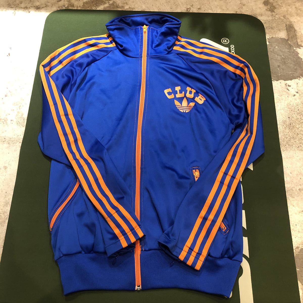【格安，HOT】 激レア90年代 ビンテージ ジャージ ブルー オレンジライン バックプリント有 マドンナ着用と同型adidasジャージ(ジャンパー、ブルゾン)｜売買されたオークション情報、yahooの商品情報をアー 男性用