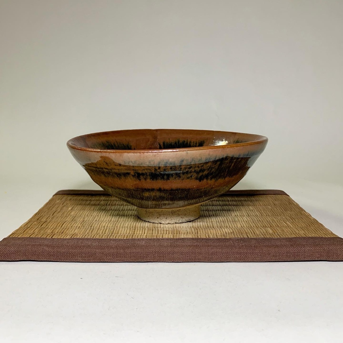 人間国宝　田村耕一作　益子焼　鉄絵　茶碗　共箱　茶道具 京都【 人間国宝 】 田村耕一 作 鉄釉 平茶碗 共箱 検) 茶道具