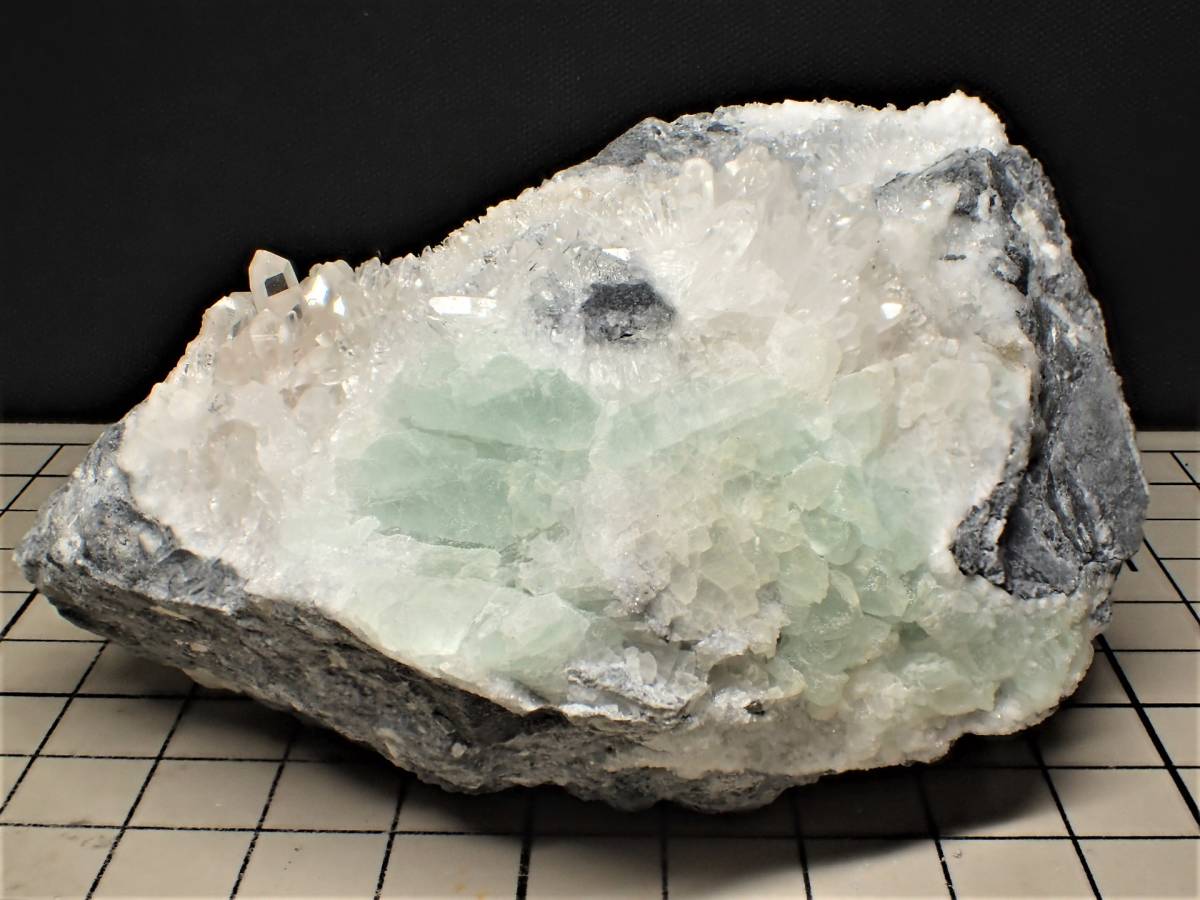 Quartz 福島県蛍鉱山産 ⁄ (Fluorite & Japan) - 鉱物標本 蛍石