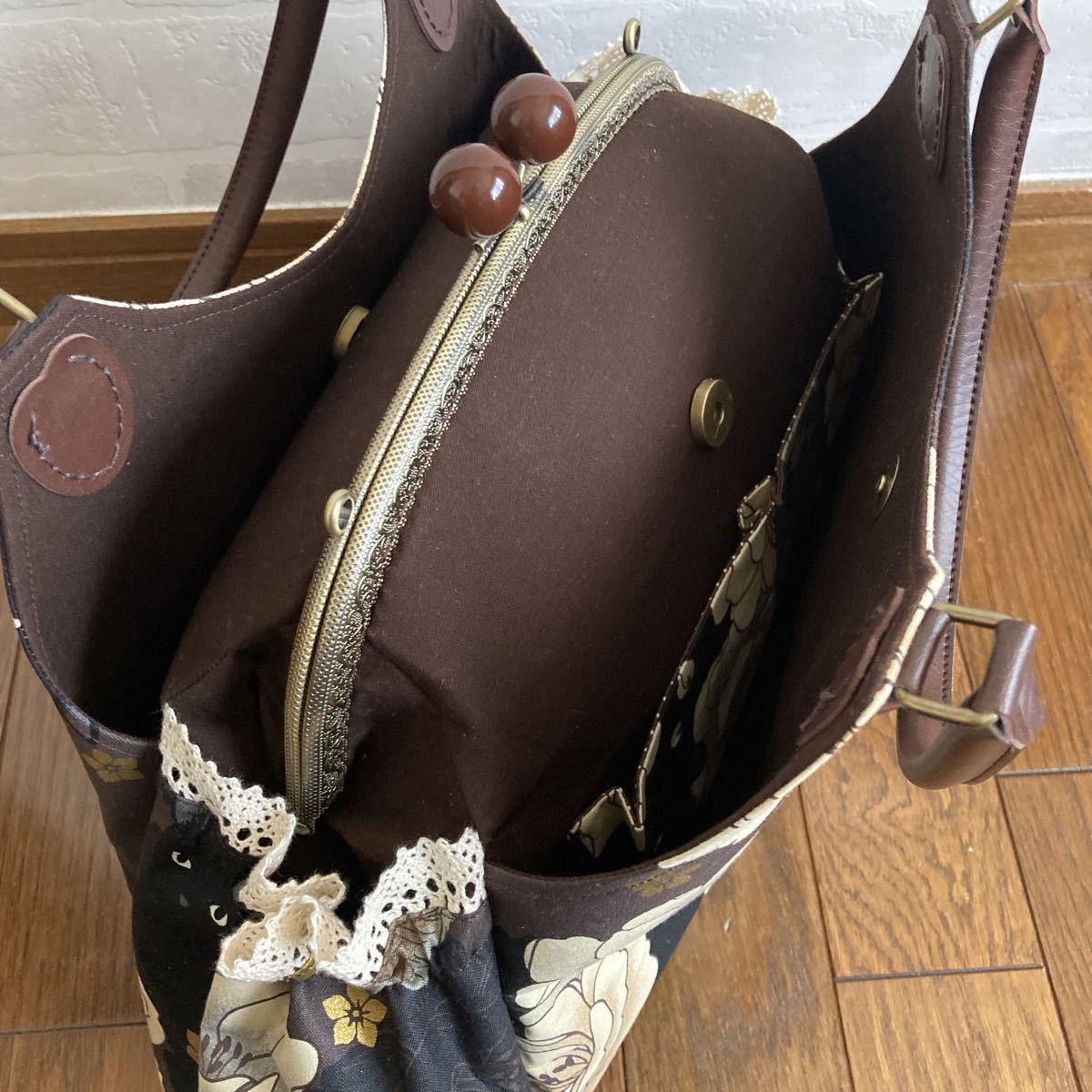 牡丹と猫ちゃん♪ ハンドメイド がま口バッグ ショルダー対応 黒猫キルトゲイト ハンドメイド がま口バッグ がま口ショルダーバッグ*黒猫と牡丹 ショルダー対応 黒 黒猫と牡丹・パープルグレー」がま口ポーチ・コインケース（口金