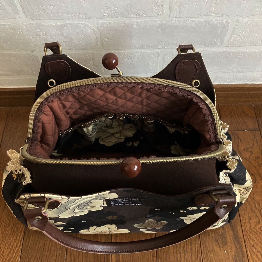 牡丹と猫ちゃん♪ ハンドメイド がま口バッグ ショルダー対応 黒猫キルトゲイト ハンドメイド がま口バッグ がま口ショルダーバッグ*黒猫と牡丹 ショルダー対応 黒 黒猫と牡丹・パープルグレー」がま口ポーチ・コインケース（口金