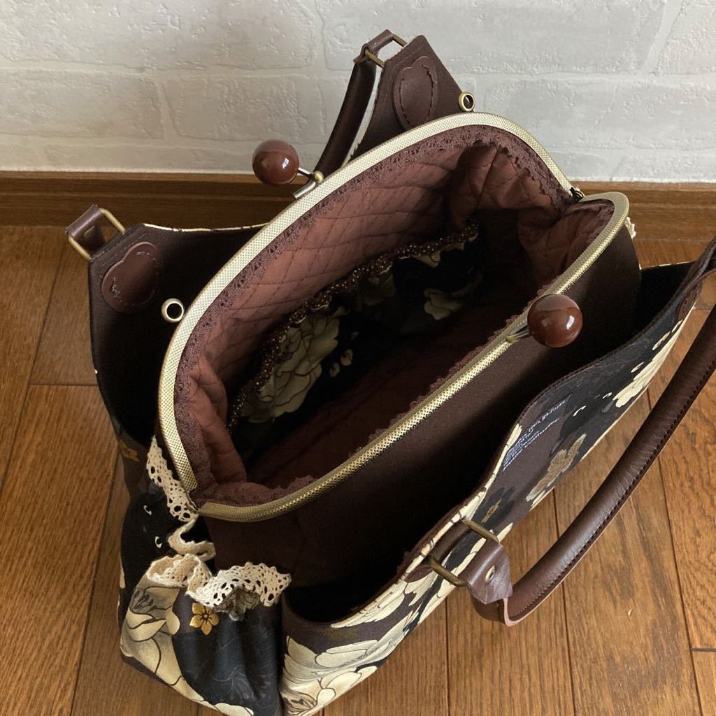 牡丹と猫ちゃん♪ ハンドメイド がま口バッグ ショルダー対応 黒猫キルトゲイト ハンドメイド がま口バッグ がま口ショルダーバッグ*黒猫と牡丹 ショルダー対応 黒 黒猫と牡丹・パープルグレー」がま口ポーチ・コインケース（口金