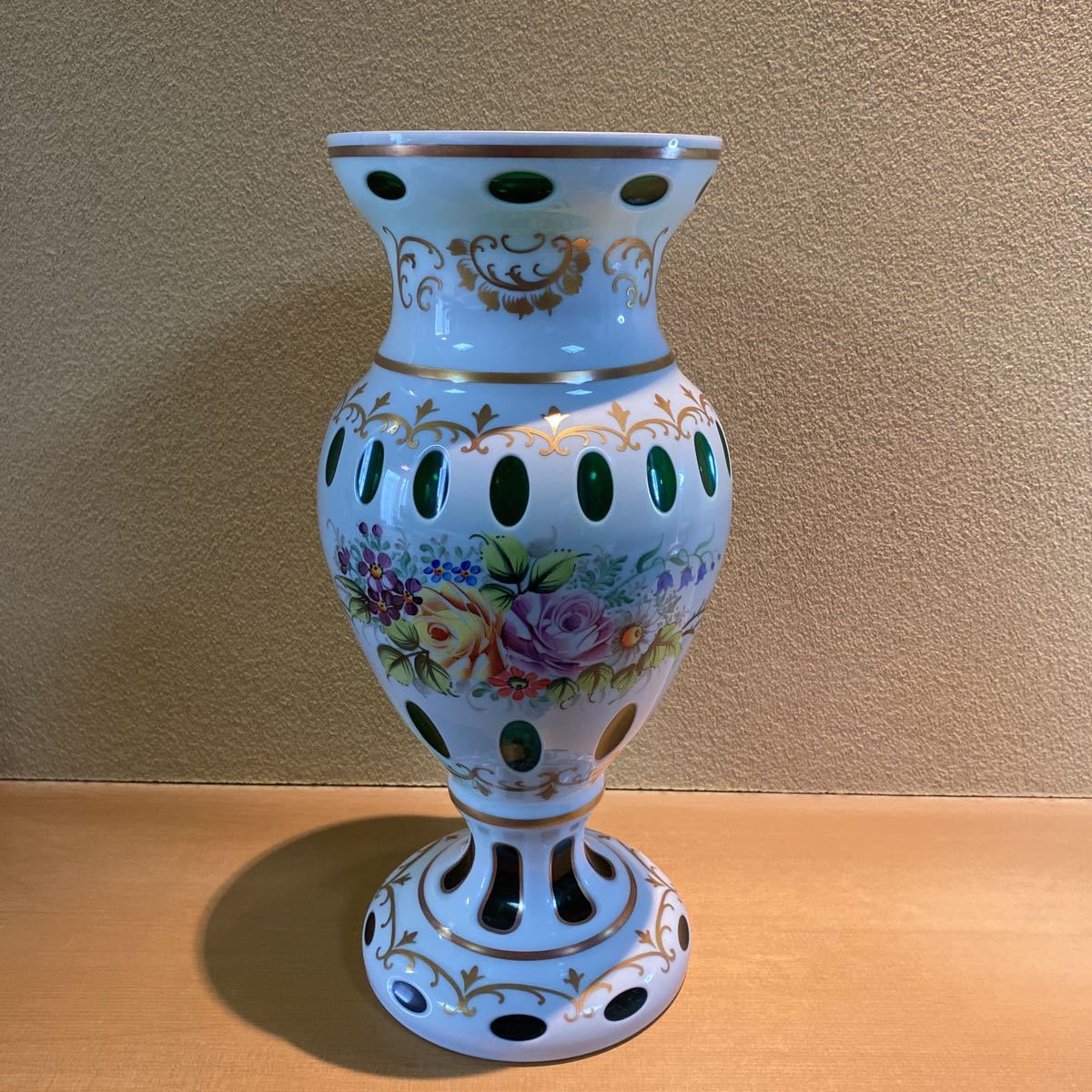 定番人気，新作 BOHEMIA ボヘミア フラワーベース 花瓶 洋風 インテリア オブジェ 置物 飾り物 ガラス工芸品 ホワイト 花模様(花瓶)｜売買されたオークション情報、yahooの商品情報をアーカイブ公開 - オークフ 花瓶