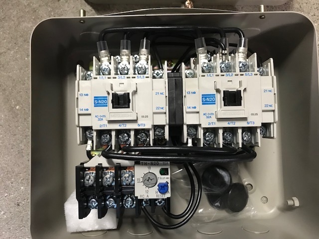  三菱 可逆 電磁開閉器 マグネット MS-2XN20 コイルAC200V 3.7KW 12-18A ケース入 領収書可能(スイッチ、開閉器)｜売買されたオークション情報、yahooの商品情報をアーカイブ公開 - オークファン スイッチ、開閉器