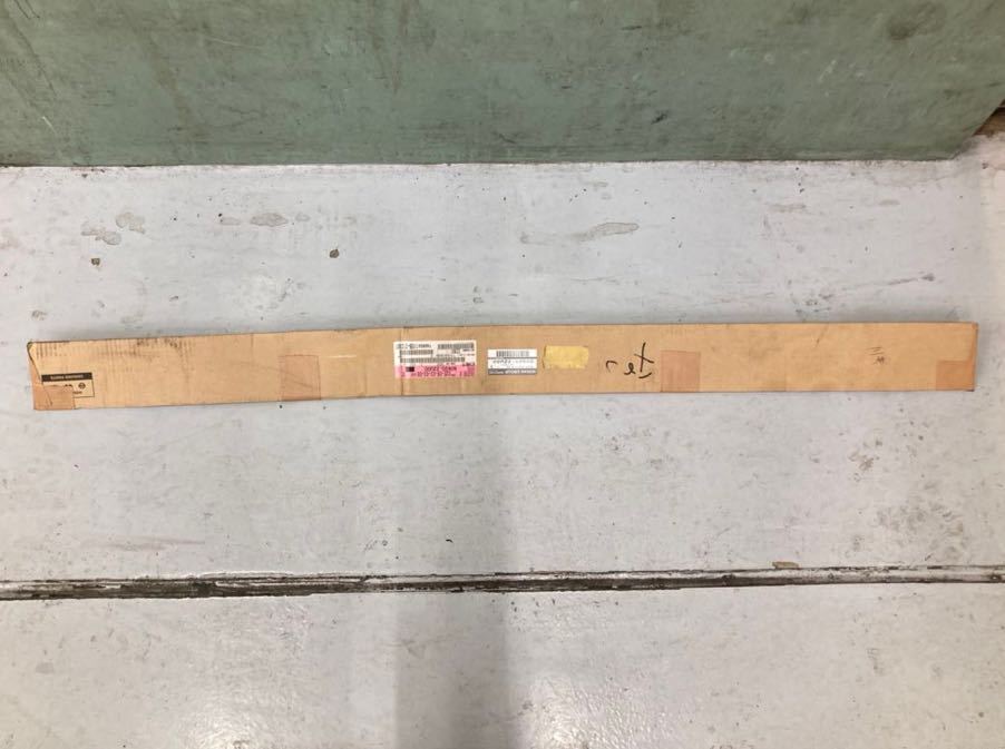 日産 スカイライン R33 アウトサイドモール 右側 純正新品 2ドア用 