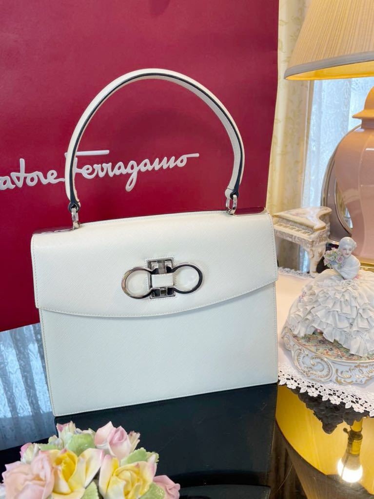 送料無料☆美品フェラガモ Salvatore Ferragamo ガンチーニバッグ白 
