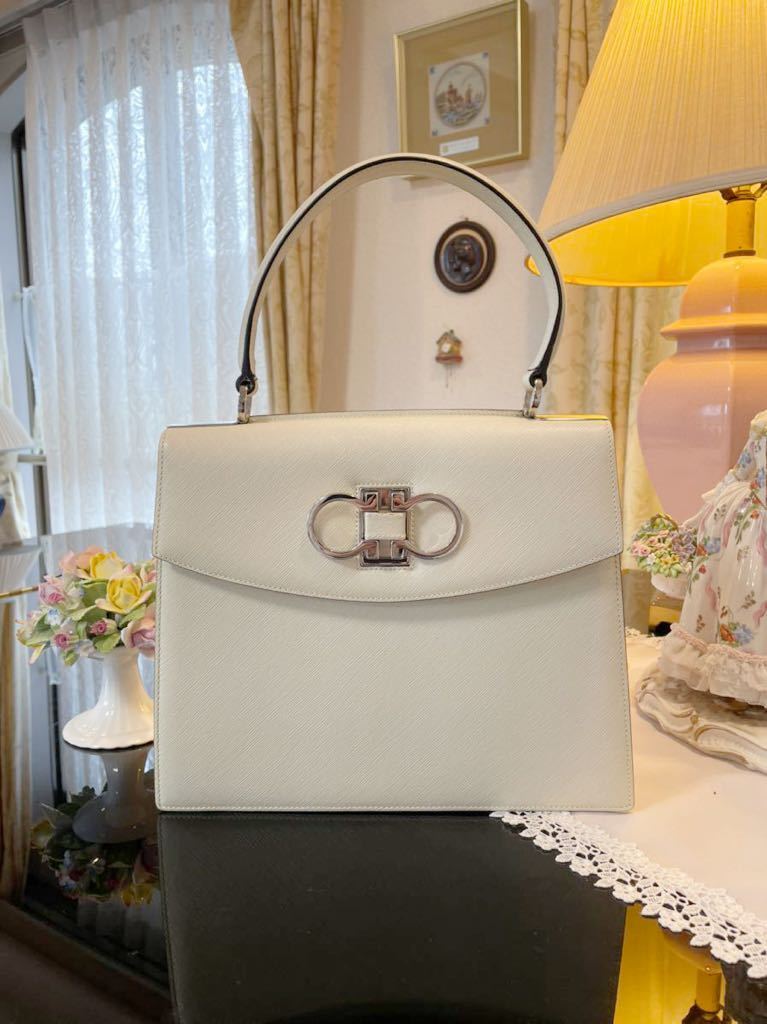 送料無料☆美品フェラガモ Salvatore Ferragamo ガンチーニ 送料無料☆美品フェラガモ Salvatore Ferragamo ガンチーニ