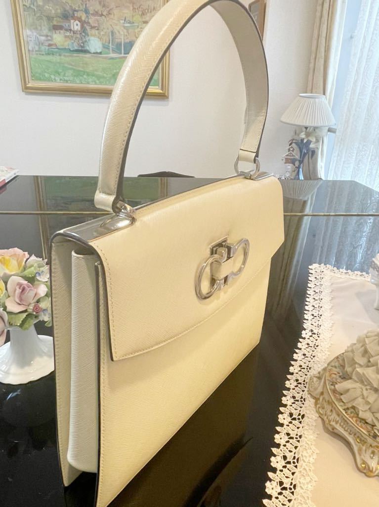 送料無料☆美品フェラガモ Salvatore Ferragamo ガンチーニバッグ白 