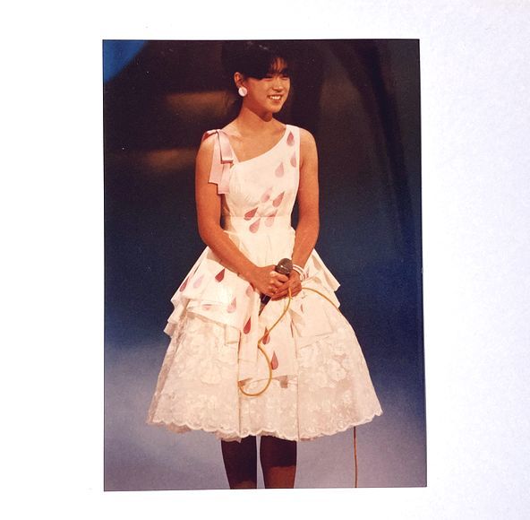 1980年代 中森明菜 2Lサイズ カラー生写真 白いドレス 約18.0cm×約