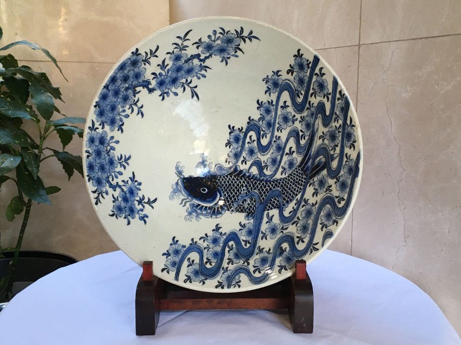 古伊万里 大明成化年製 鯉図染付大皿 唐物骨董 直径約37cm 台付き(染付 