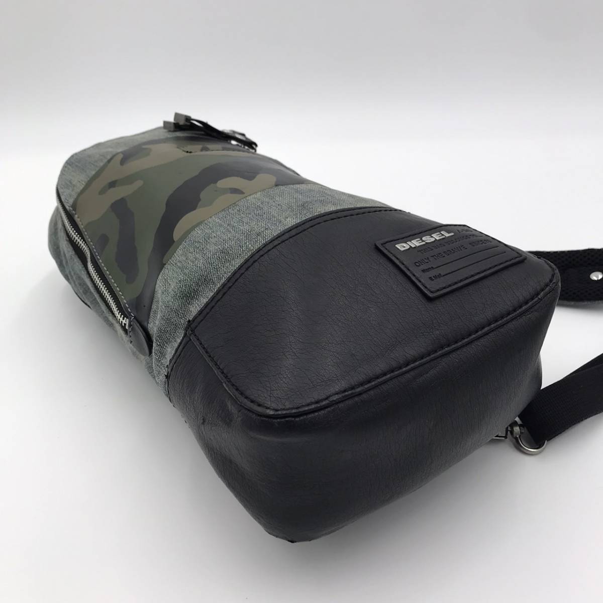 1円 定価35,800円 未使用 DIESEL ディーゼル ボディバッグ スリング 