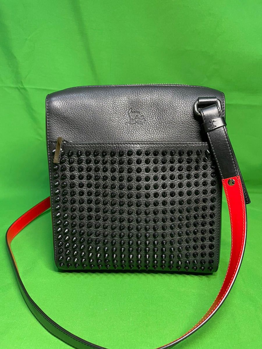 クリスチャンルブタン スタッズショルダーバッグ メンズ （メンズ  