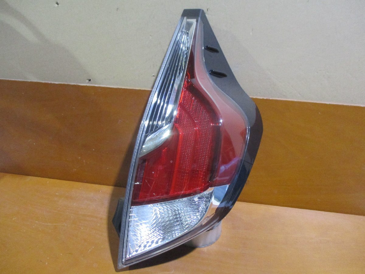 即決 良品 アクア NHP10 中期 右テールライト 純正 81551-52D01