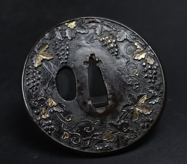 名品鉄地牛に老松図鍔 鐔 日本刀 刀 刀装具 時代物 真剣 居合い 古美術 侍 刀装具 無銘 鍔 鉄鍔 鉄地 鐔 甲冑師鐔鍔 透鍔 刀