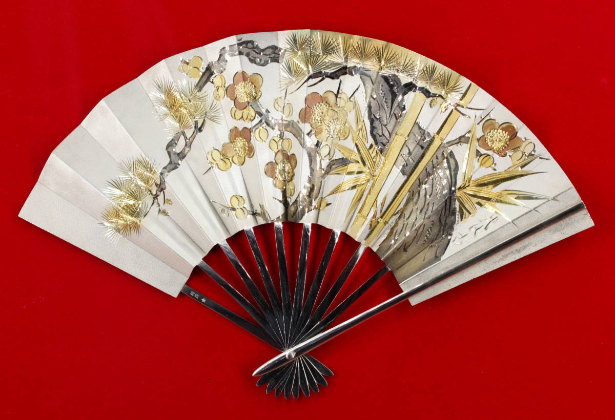 即納対応 谷上◇関武比古造 純銀製 松竹梅彫金扇子 額装 NS1932