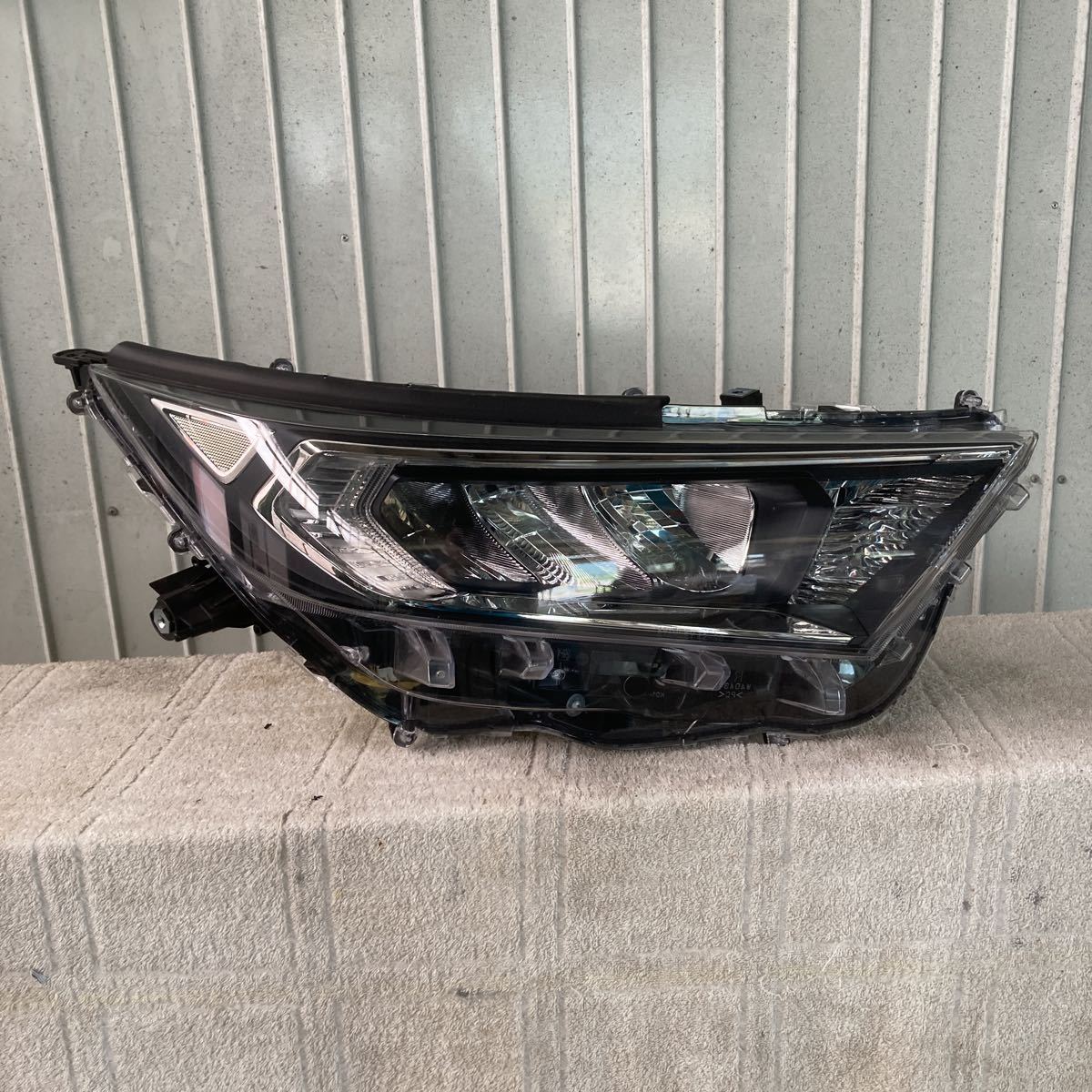 RAV4 ラブ4 MXAA52 MXAA54 右 LED ヘッドライト ヘッドランプ 81145