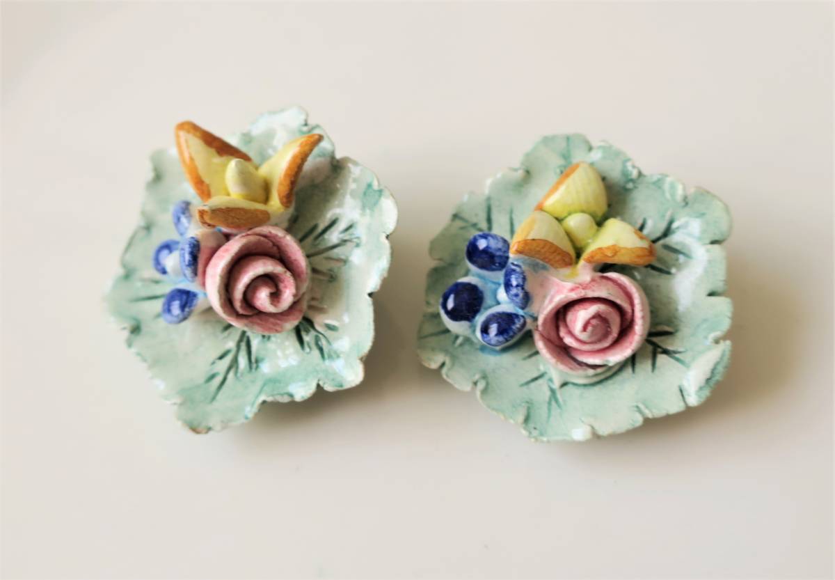 ヴィンテージ　葉っぱのお皿の小さなお花モチーフ陶器製の古いかわいらしいイヤリング　送料200