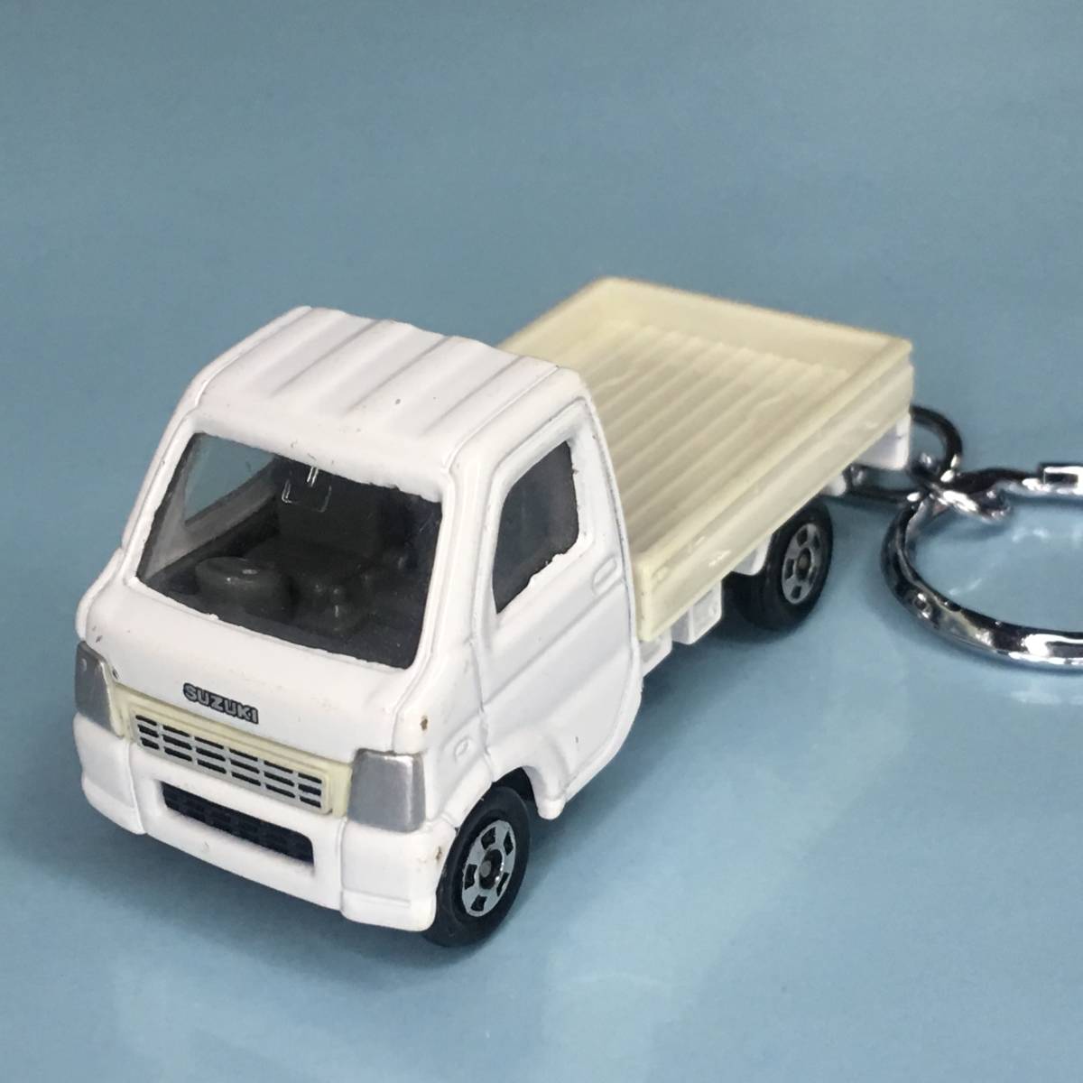 キーホルダー スズキ キャリイ トラック ホワイト 軽トラ CARRY キャリィ ダイキャスト マスコット アクセサリー グッズ キャラクター