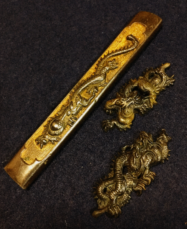 兜と刀の目貫です、江戸時代の物です 刀装具｜刀・日本刀の販売なら日本刀専門店の銀座 誠友堂 揃金具 鐔